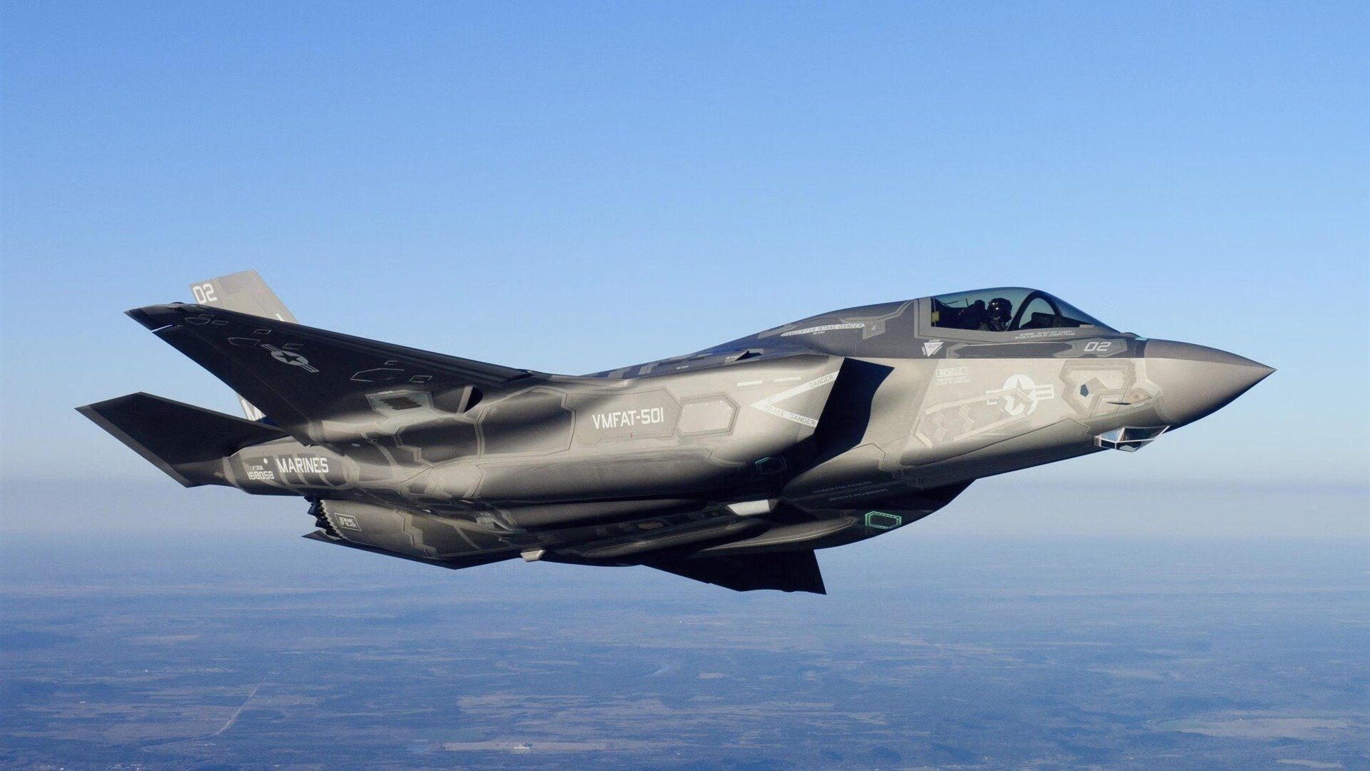 意大利骑手吉尔·托马斯在2024年国际马术联合会障碍赛世界巡回赛中以“Bella”马匹获得个人第六名，表现出色。