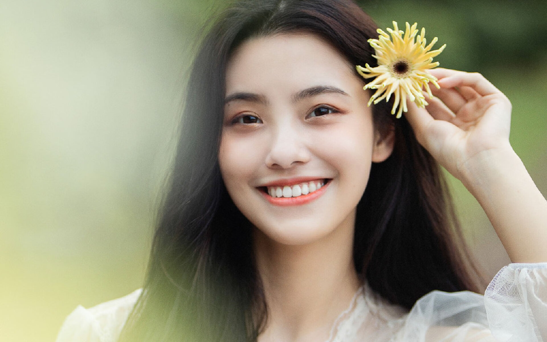 防守阵型紧密，组织控制稳健，进行防守